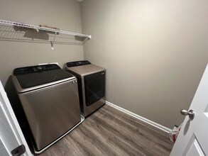 956 Fred Ln in Greenwood, IN - Foto de edificio - Building Photo