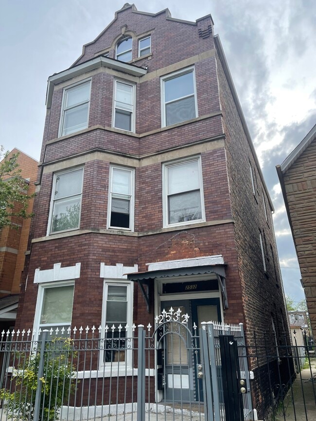 2532 S Albany Ave, Unit 2 in Chicago, IL - Foto de edificio - Building Photo