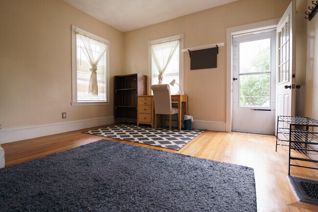 24 Packard Ave in Somerville, MA - Foto de edificio - Building Photo