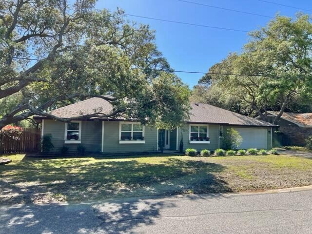 16 Mariners Ln in Mary Esther, FL - Building Photo