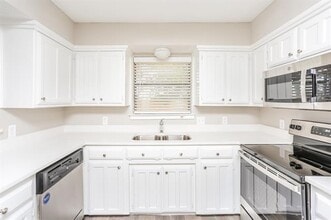 3652 Village Green Dr in Grand Prairie, TX - Foto de edificio - Building Photo