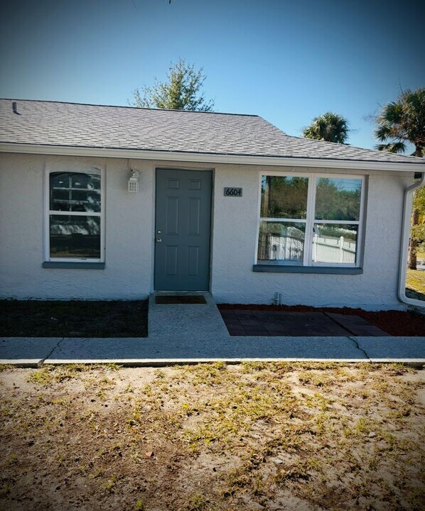 6604 Van Buren St in New Port Richey, FL - Building Photo
