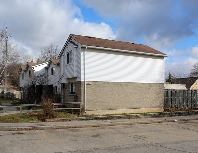 46-51 Osborne St in Cambridge, ON - Building Photo - Primary Photo