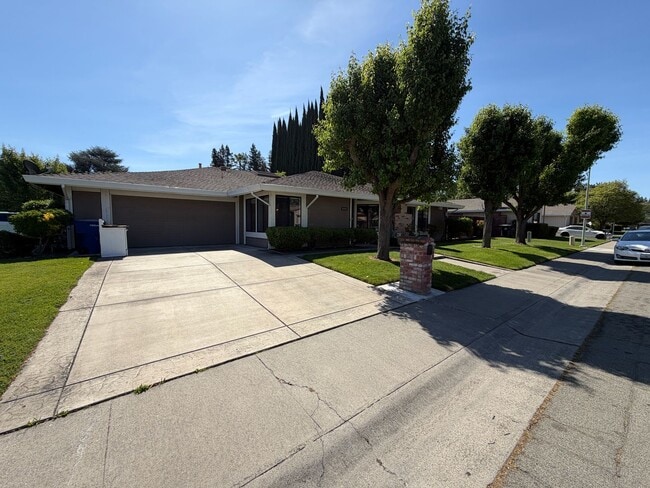 6905 Northshore Way in Sacramento, CA - Building Photo - Building Photo