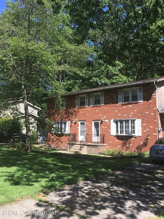 3351 Hiwood Ave in Stow, OH - Building Photo