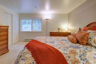 18501 SE Newport Way, Unit F126 in Issaquah, WA - Building Photo - Building Photo