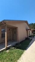 1300 N Bishop St in San Marcos, TX - Building Photo