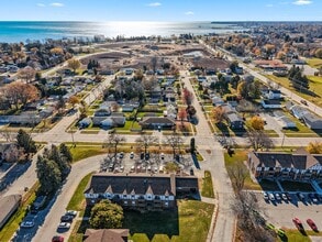 Cedar Grove Apartments in Manitowoc, WI - Foto de edificio - Building Photo