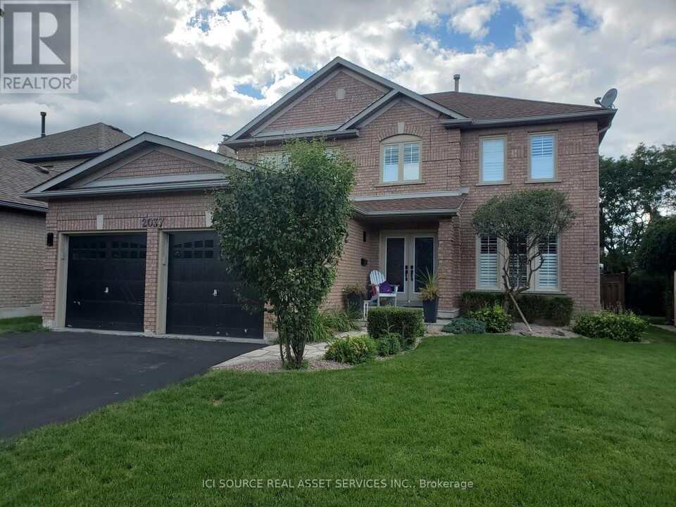2037 Mckerlie Crescent in Burlington, ON - Building Photo