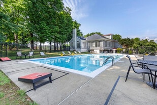 Annapolis Roads in Annapolis, MD - Building Photo