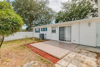 741 Smith St in Sebastian, FL - Foto de edificio - Building Photo