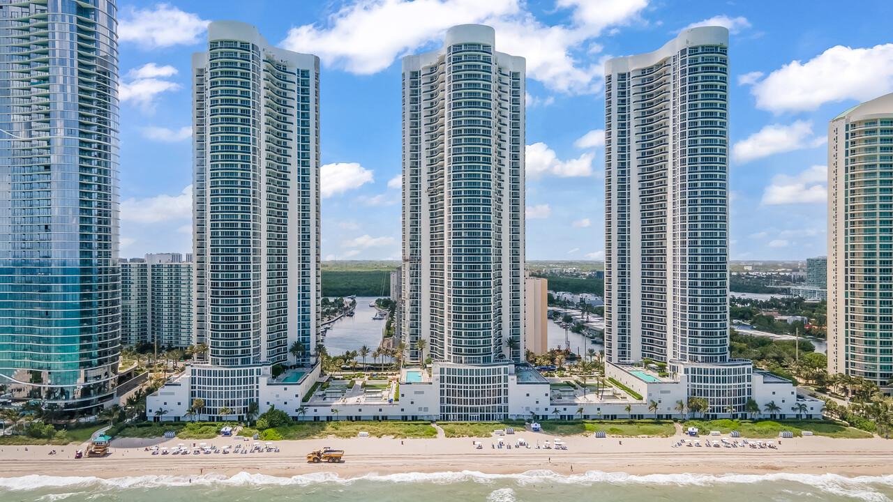 15901 Collins Ave, Unit 3303 in Sunny Isles Beach, FL - Building Photo