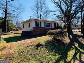 24 Camellia Dr in Newnan, GA - Building Photo