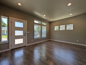 1346 Turtle Ln in Eugene, OR - Building Photo - Building Photo