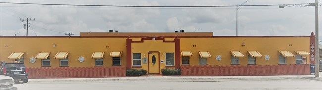 903 W 1st Ave in Hialeah, FL - Foto de edificio - Building Photo