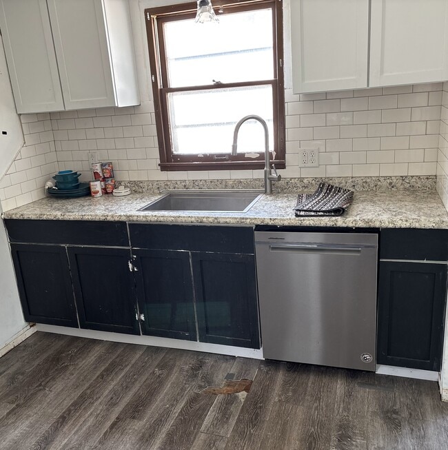 property at 1006 W 10th St
