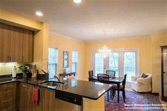 2012 Symmes Cir, Unit 1 in Arlington, MA - Building Photo - Building Photo