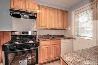 9 MacArthur Dr in Edison, NJ - Building Photo - Building Photo
