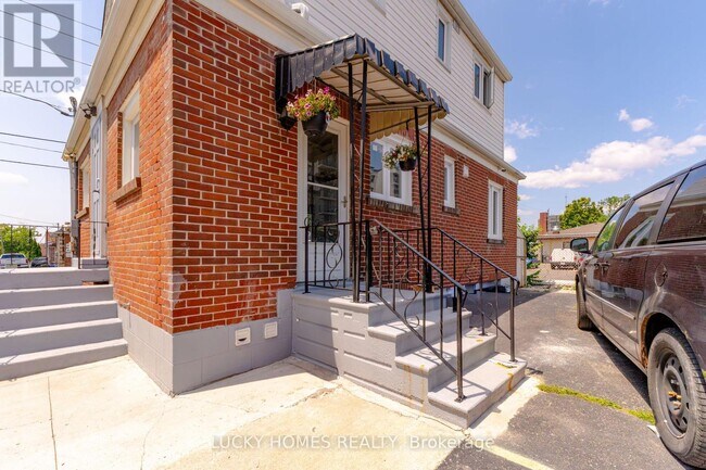 157 Centre St S in Oshawa, ON - Building Photo - Building Photo