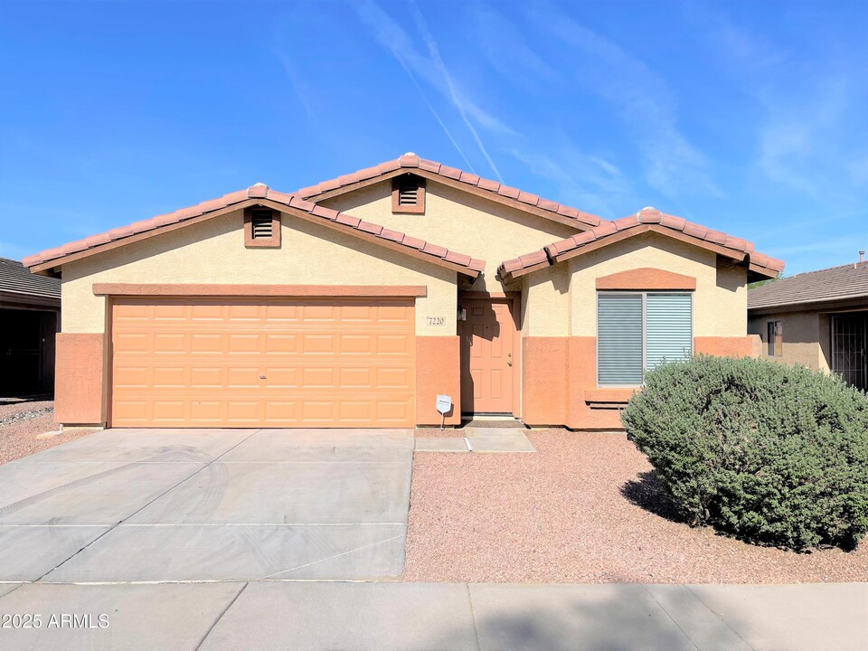 7220 S 55th Dr in Phoenix, AZ - Building Photo