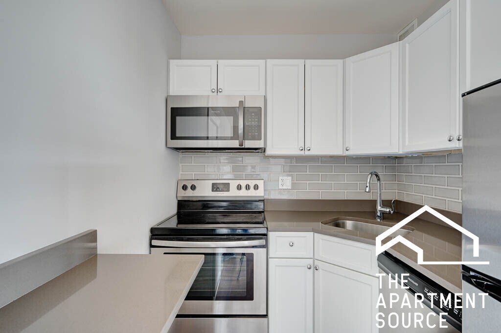 817 W Lakeside Pl in Chicago, IL - Building Photo