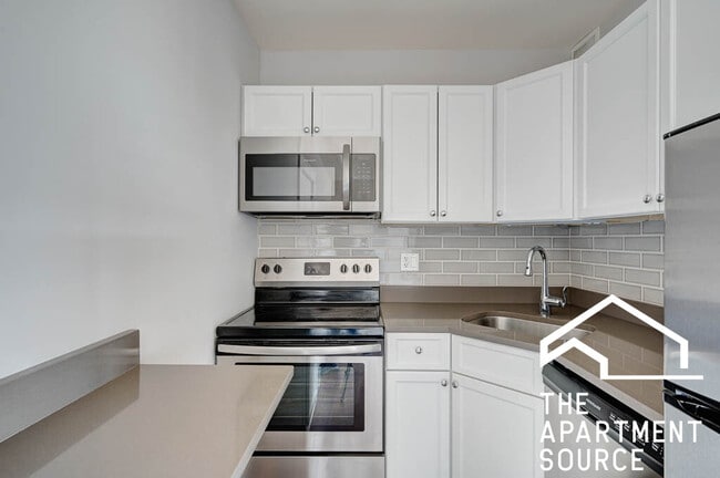 property at 817 W Lakeside Pl