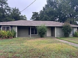 2330 Bonham St in Paris, TX - Building Photo
