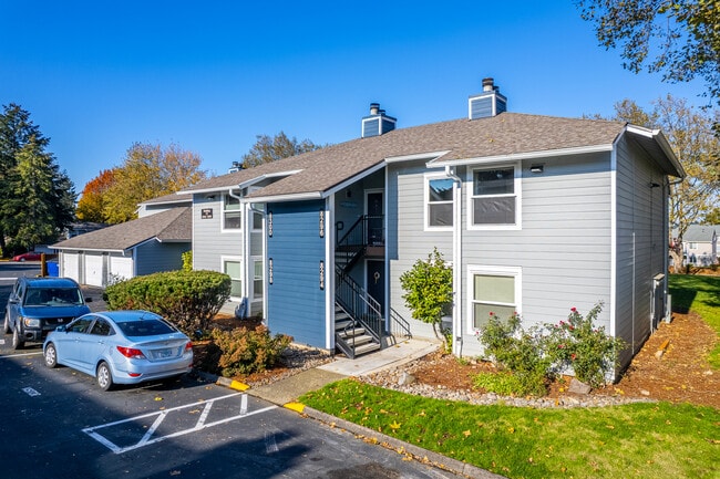 Tualatin Village in Tualatin, OR - Foto de edificio - Building Photo