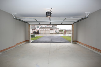 Sherwood Meadows Apartments & Townhomes in Hamburg, NY - Building Photo - Interior Photo