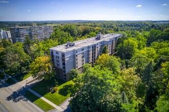 Fairview Towers in Kitchener, ON - Building Photo - Building Photo