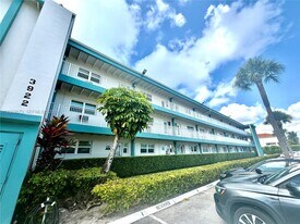 3922 NE 166th St in Miami, FL - Building Photo