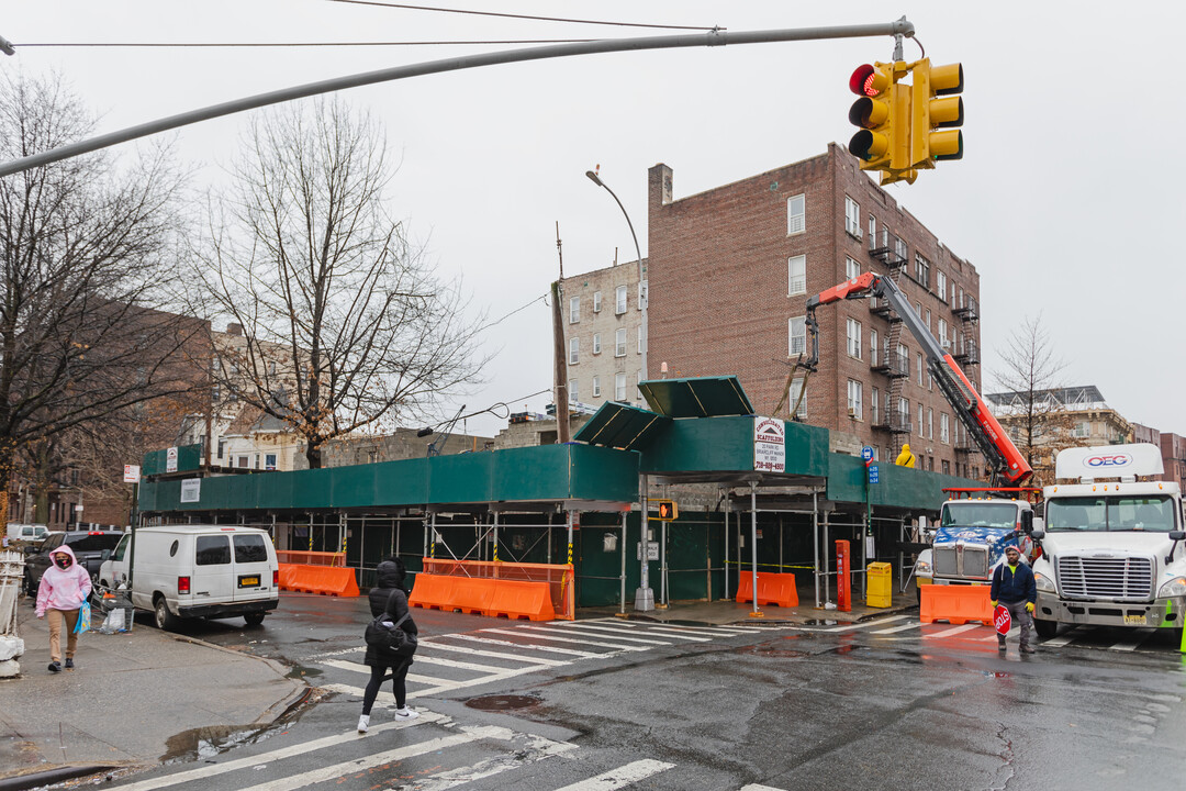 261 Bedford Park Blvd in Bronx, NY - Foto de edificio