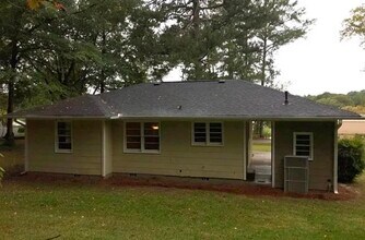 5901 Club Dr SE in Mableton, GA - Foto de edificio - Building Photo