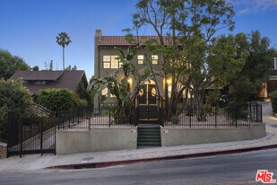 1305 Lucile Ave in Los Angeles, CA - Building Photo
