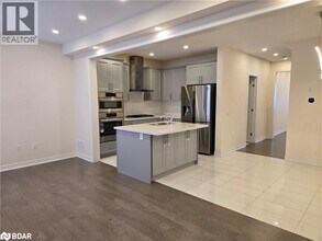 8 Beasley Grove in Hamilton, ON - Building Photo - Building Photo