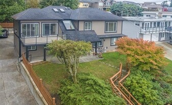 5417 Lost Lake Rd in Nanaimo, BC - Building Photo