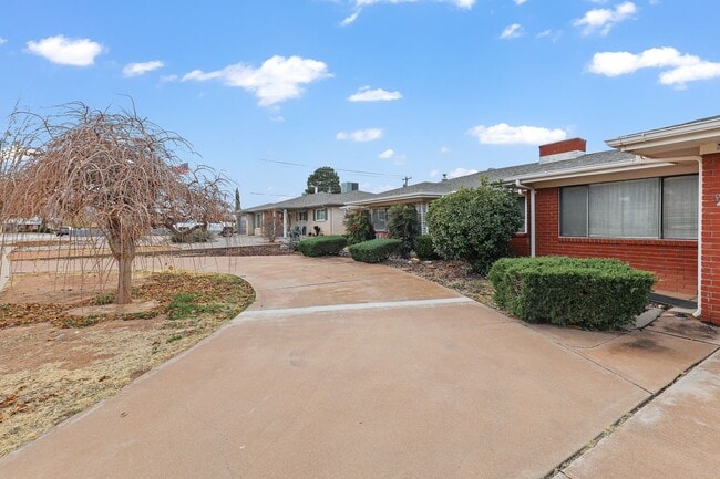 3 Bedroom 2 Bath Conveniently Located House! in Alamogordo, NM - Building Photo - Building Photo