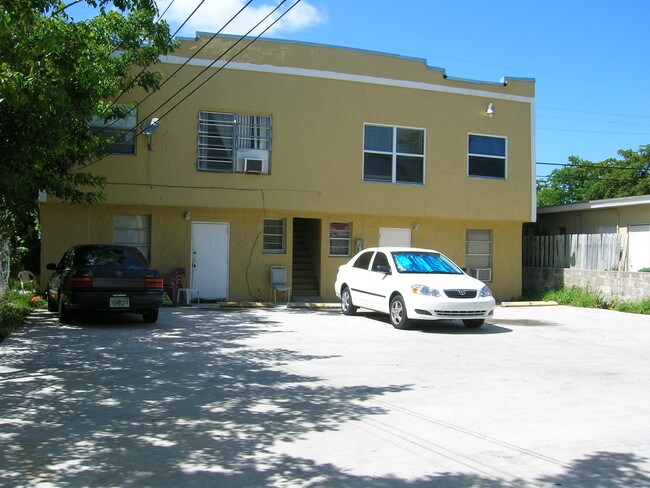 2111-2113 SW 14th Ter in Miami, FL - Foto de edificio - Building Photo