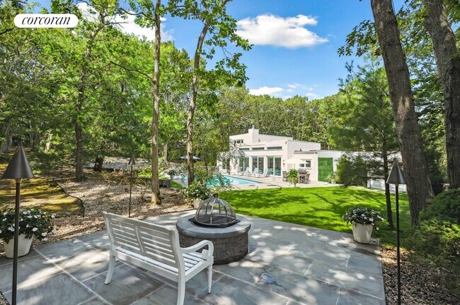 45 Peconic Hills Dr in Southampton, NY - Building Photo - Building Photo