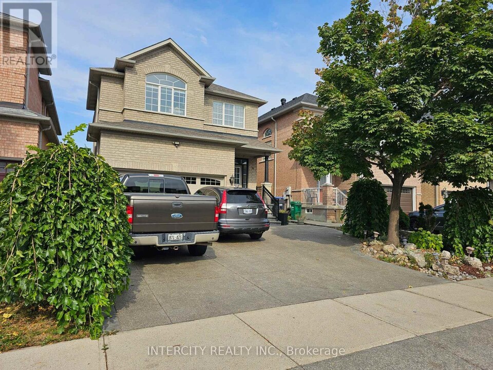 26 Zia Dodda Crescent in Brampton, ON - Building Photo