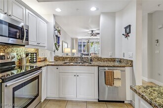 401 Bayfront Pl in Naples, FL - Building Photo - Building Photo