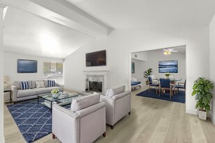 20335 Oxnard in Woodland Hills, CA - Building Photo