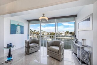10684 Gulf Shore Dr in Naples, FL - Foto de edificio - Building Photo