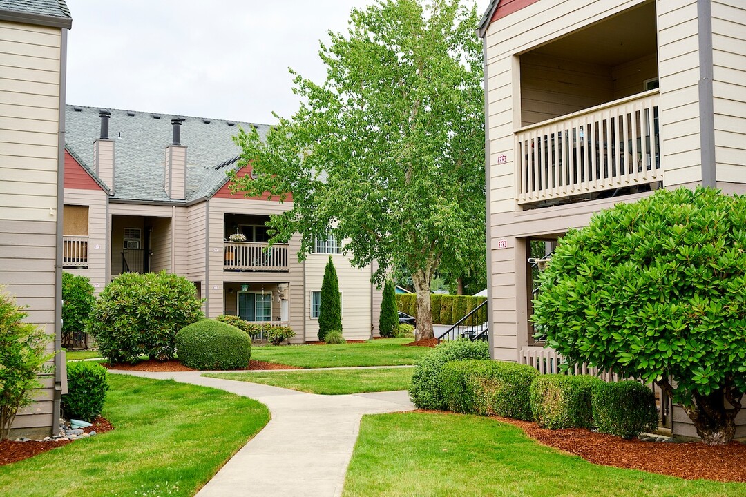 Devonwood and First Place Apartments in Battle Ground, WA - Foto de edificio