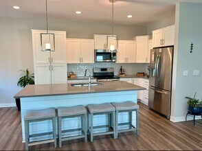 6942 W 162nd Ct in Overland Park, KS - Foto de edificio - Building Photo