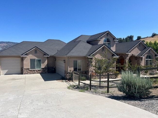 26701 Skyline Dr in Tehachapi, CA - Building Photo - Building Photo