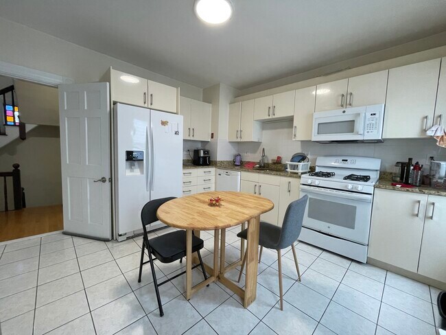 63 Fairbanks St, Unit 2 in Boston, MA - Foto de edificio - Building Photo
