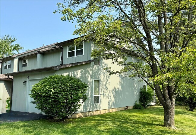 11 Creek Cir in Rhinebeck, NY - Foto de edificio - Building Photo