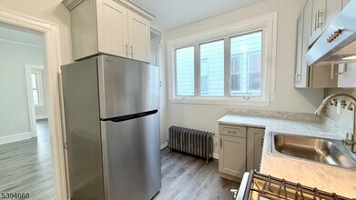 56 Lindsley Pl, Unit 1 in East Orange, NJ - Foto de edificio - Building Photo