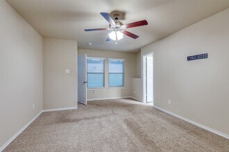 10832 Live Oak Creek Dr in Fort Worth, TX - Foto de edificio - Building Photo